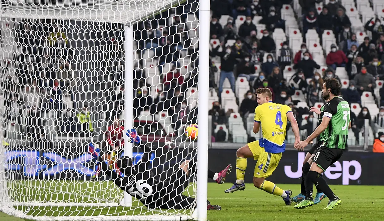 Bek Juventus, Matthijs de Ligt berusaha mencetak gol ke gawang Sassuolo dalam pertandingan perempat final Coppa Italia di Stadion Allianz, Turin, Jumat (11/2/2022). Juventus menang tipis atas Sassuolo 2-1. (Fabio Ferrari/LaPresse via AP)