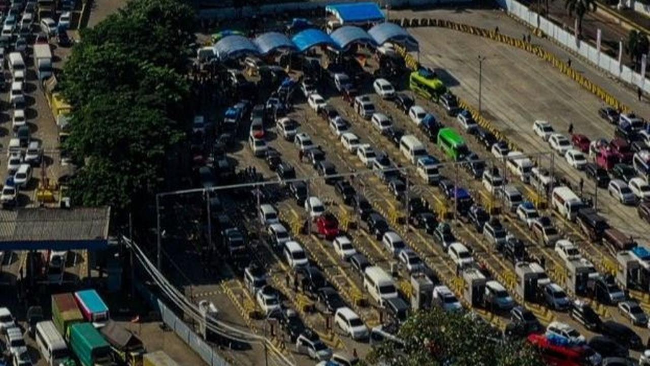 Kepadatan kendaraan sebenarnya tak hanya terlihat di pelataran parkir Pelabuhan Merak. Sebab, macet kendaraan pemudik sudah terjadi sejak Tol Tangerang-Merak hingga exit tol.<br>