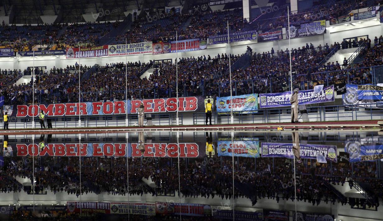 Bomber Persib Bandung saat mendukung timnya melawan PSM Makassar pada laga Torabika SC 2016 di Stadion Gelora Bandung Lautan Api, Sabtu (2/7/2016). (Bola.com/Nicklas Hanoatubun)