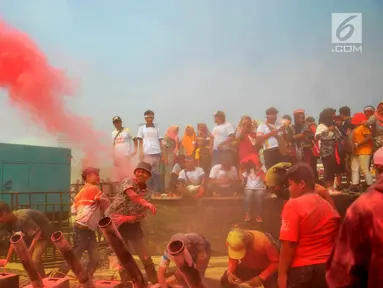 Warga bermain serbuk warna-warni saat colour run dalam Festival Damai Millenial Road Safety di Monas, Jakarta, Minggu (23/6/2019). Serbuk warna-warni yang ditembakkan oleh meriam menambah kemeriahan Festival Damai. (merdeka.com/Iqbal Nugroho)