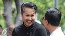Gitaris Grup Band Coklat Ernest menghadiri prosesi pemakaman anak pertama presenter Farhan, Muhammad Ridzky Khalid, di TPU Tanah Kusir, Jakarta, Senin (21/12). (Liputan6.com/Immanuel Antonius)