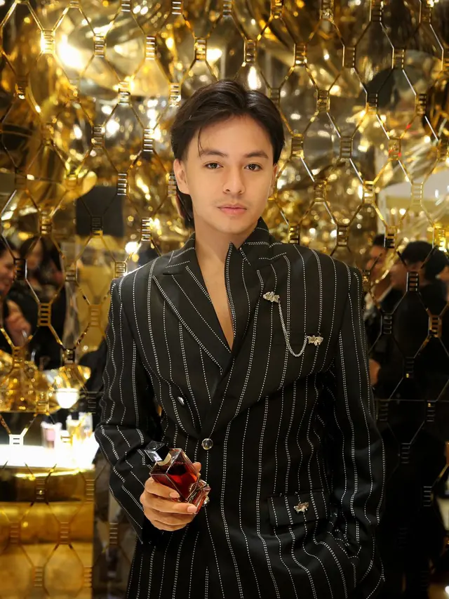 Angga Yunanda di YSL Fantasy Winter