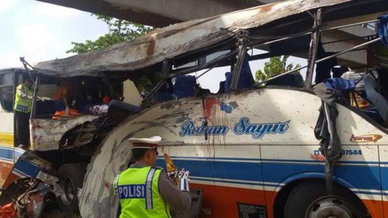 Ini kondisi bus Rukun Sayur yang ringsek di Tol Palikanci