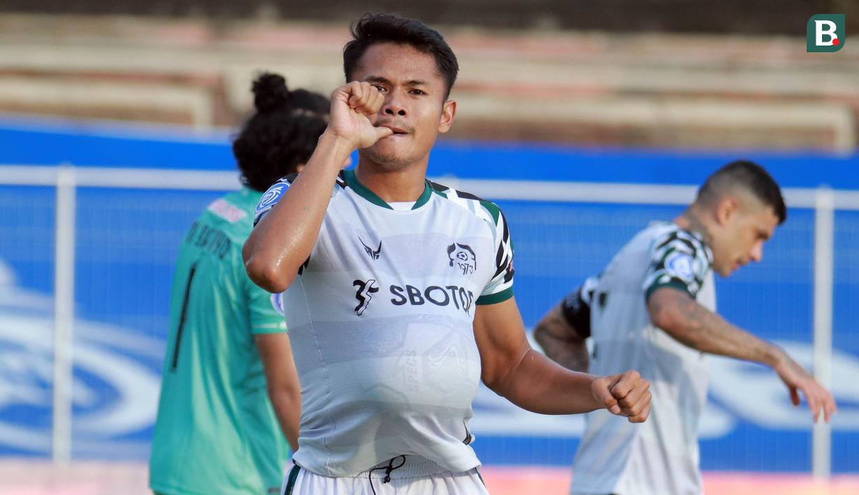 Gol kemenangan Persikabo 1973 tercipta via pemain pengganti, Muhammad Dimas Drajad pada menit ke-83. Berawal dari tusukan Ciro Alves yang kemudian mengirimkan umpan kepada Muhammad Dimas Drajad yang langsung melepaskan sepakan yang tidak mampu diantisipasi Adi Satrio. (Bola.com/Nandang Permana)