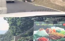 Viral Penampakan Ular Hijau Bikin Macet Jalan, Pemotor Takut Mau Lewat