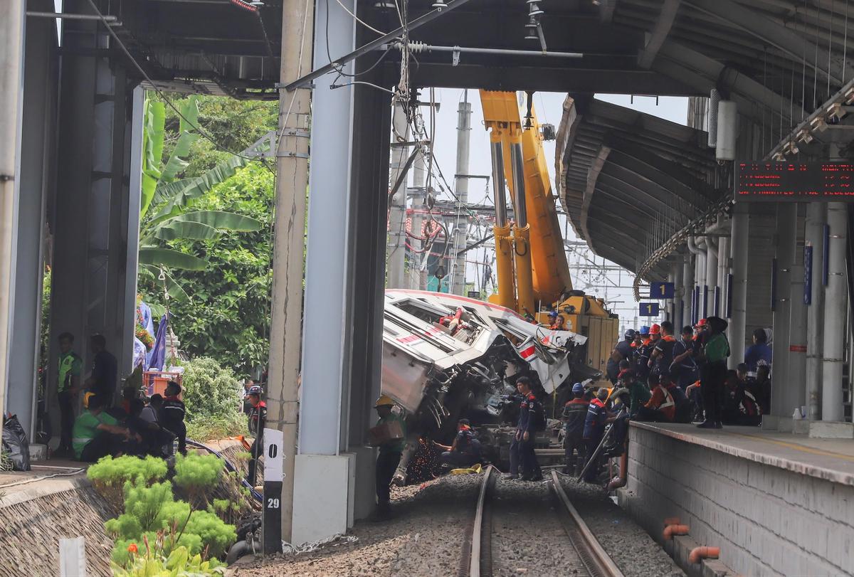 FOTO: Evakuasi Gerbong KRL Commuterline di Stasiun Bekasi Timur