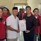 Ketua Umum PSI Kaesang Pangarep menyerahkans surat tugas dukungan dari PSI kepada bakal calon Bupati Boyolali, Agus Irawan yang juga meruakan adik kandung eks ajudan Jokowi.(Liputan6.com/Fajar Abrori)