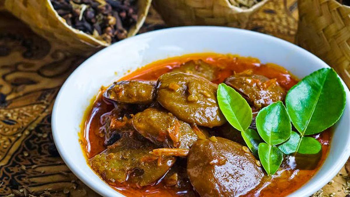 Rendang Jengkol pedas gurih, dengan bumbu rempah kental dan potongan jengkol empuk yang menggugah selera