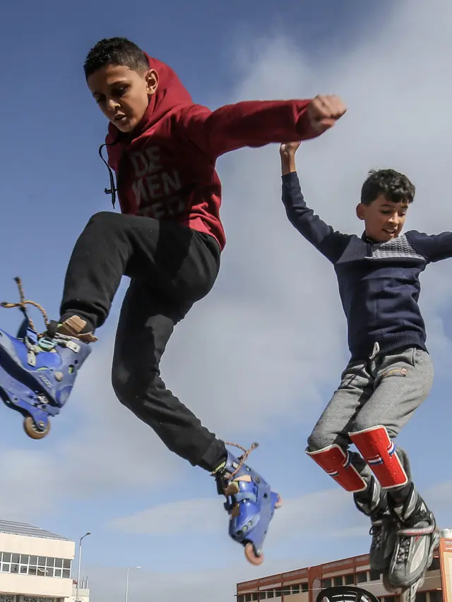 Street Style ala Pemuda Palestina Saat Bermain Inline Skate