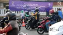 Spanduk sosialisasi uji coba pengalihan arus lalu lintas terpampang di pertigaan Jalan Pramuka Sari II, Tambak dan Proklamasi, Jakarta, Jumat (21/7). Pengalihan arus lalu lintas terkait pembangunan underpass Matraman. (Liputan6.com/Helmi Fithriansyah)