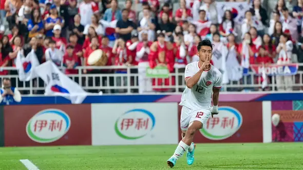Pemain timnas Indonesia U-23, Pratama Arhan Alif merayakan gol kemenangan saat laga melawan Korea Selatan U-23 di babak perempat final Piala Asia U-23 2024 di Stadion Abdullah bin Khalifa, Jumat (26/4/2024) dini hari WIB. (Dok PSSI)