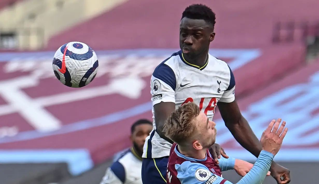 Davinson Sanchez. Bek tengah asal Kolombia berusia 25 tahun yang telah 5 musim memperkuat Tottenham Hotspur ini didatangkan dari Ajax Amsterdam pada awal musim 2017/2018 dengan nilai transfer sebesar 42 juta euro dan menjadi penjualan termahal ke klub Liga Inggris hingga saat ini. Davinson Sanchez sendiri didatangkan Ajax dari Atletico Nacional dengan mahar senilai 5 juta euro pada awal musim 2016/2017. (AFP/Pool/Neil Hall)