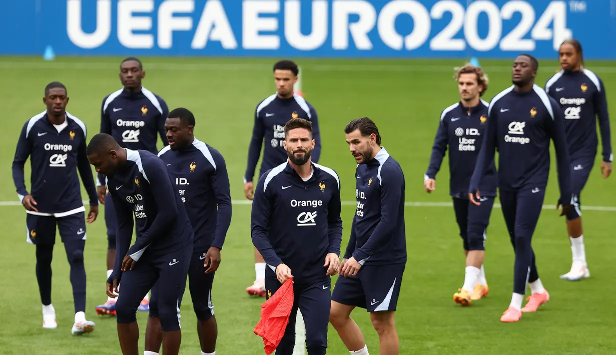 Namun, 24 tahun telah berlalu sejak terakhir kali mereka mengangkat trofi ini berkat gol emas David Trezeguet ke gawang Italia pada edisi 2000. (FRANCK FIFE / AFP)