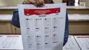 Petugas menunjukkan contoh surat suara Pemilu 2019 di Kantor Komisi Pemilihan Umum (KPU), Jakarta, Kamis (13/12). Proses validasi ini berlangsung hingga 17 Desember 2018. (Liputan6.com/Faizal Fanani)