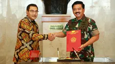 Dirut Bank BRI Suprajarto berjabat tangan dengan Panglima TNI Marsekal Hadi Tjahjanto usai MoU di Mabes TNI Cilangkap, Jakarta, Senin (4/3). BRI akan memfasilitasi penyediaan dan penggunaan jasa layanan perbankan anggota TNI. (Liputan6.com/Pool/Humas BRI)