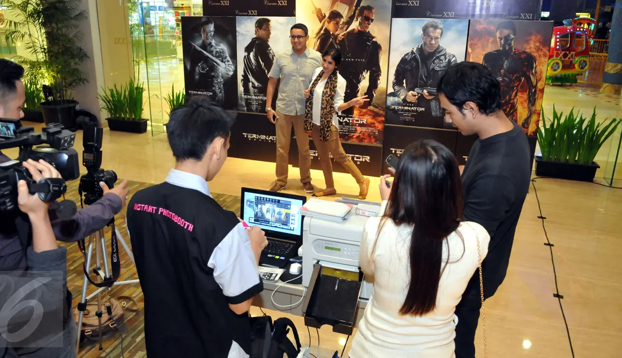 Para Cinemaholic melakukan sesi foto di photo booth jelang menyaksikan film Terminator Genisys di Gandaria City XXI, Jakarta, Rabu (24/6/2015). Terminator Genisys' menceritakan tentang kehidupan di tahun 2029.(Liputan6.com/Panji Diksana)