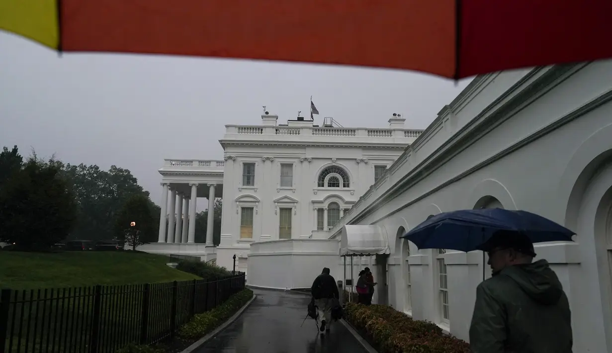 Layanan Cuaca Nasional mengeluarkan peringatan tornado untuk wilayah D.C. yang lebih besar, berlangsung hingga pukul 21.00, serta peringatan banjir yang diperpanjang hingga Selasa pagi. (AP Photo/Jacquelyn Martin)