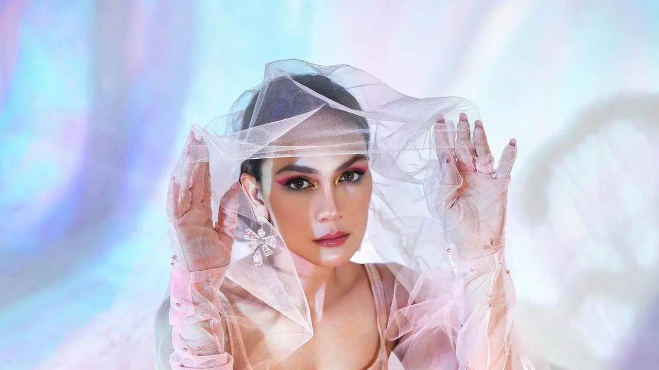 6 Pemotretan Terbaru Luna Maya yang Serba Pink Ini Dipuji Bak Princess