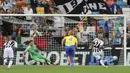 Memasuki babak kedua, Udinese mendapat hadiah penalti pada menit ke-50 usai Wojciech Szczesny menjatuhkan Togay Arslan di dalam kotak penalti. Roberto Pereyra yang menjadi eksekutor mampu menjalankan tugasnya dengan baik. Skor berubah 1-2. (Foto: LaPresse via AP/Andrea Bressanutti)