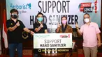 Business Development Director PT Victoria Care Indonesia Wieok Susanto, Chief Operating Officer Sumardi Widjaja, Rahayu Saraswati dan penggiat medsos Rudi Valinka saat aksi CSR dengan tema Jaga Kebersihan, Lawan Corona di Tangerang Selatan, Banten, Sabtu (3/10/2020). (Liputan6.com/HO/Bon)