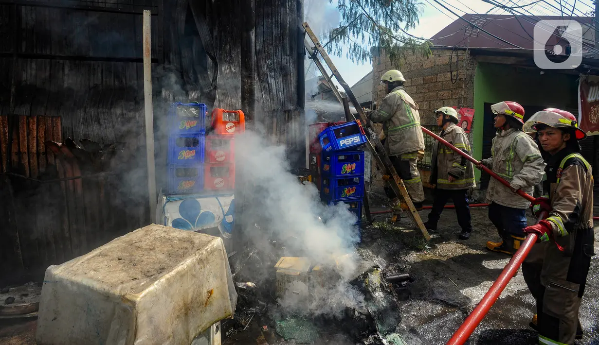 Lapak rongsok tersebut telah berada di permukiman padat kurang lebih tujuh tahun dan sempat diminta untuk pindah.