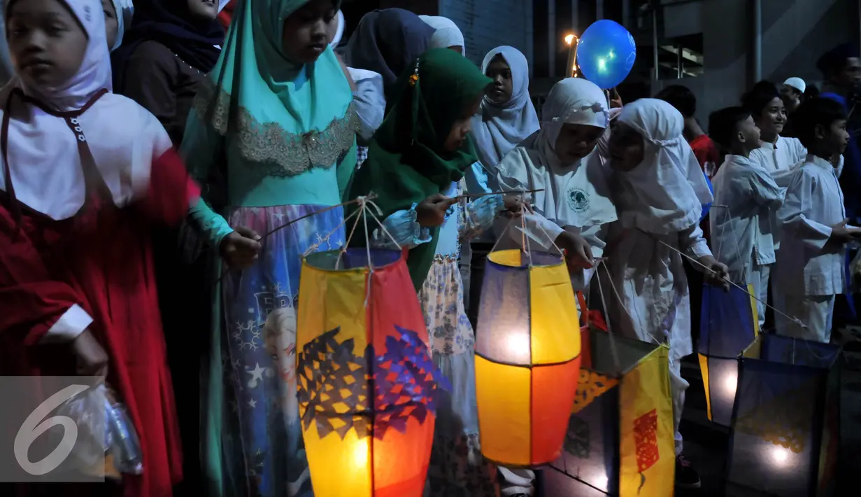 Sejumlah bocah membawa lampion saat pawai di kawasan Buncit Raya, Jakarta, Selasa (13/10/2015). Pawai ini dalam rangka menyambut tahun baru 1 Muharram 1437 Hijriah pada Rabu 14 oktober 2015. (Liputan6.com/Johan Tallo)