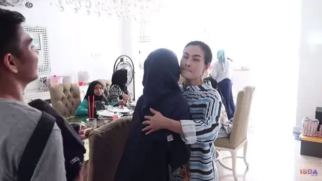 7 Potret Rizki D'Academy dan Istri Main ke Rumah Iis Dahlia, Disambut Bahagia