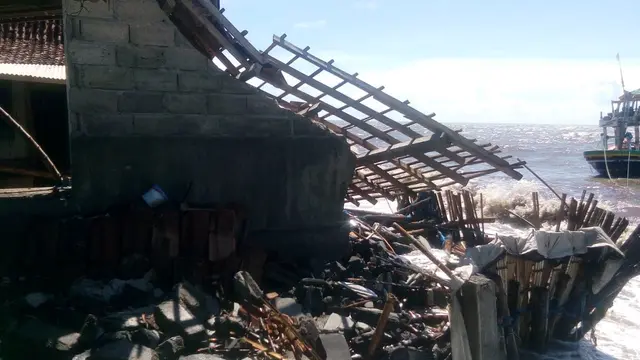 Gelombang tinggi membuat rumah warga di pesisir Pantai Ladangan Situbondo Rusak Parah (Istimewa)