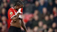 Bek PSV asal Belanda #03, Tyrell Malacia, bereaksi selama pertandingan Eredivisie Belanda antara PSV Eindhoven dan Willem II di Stadion Phillips di Eindhoven, Minggu dini hari WIB (9-2-2025). (MAURICE VAN STEEN/ANP/AFP)