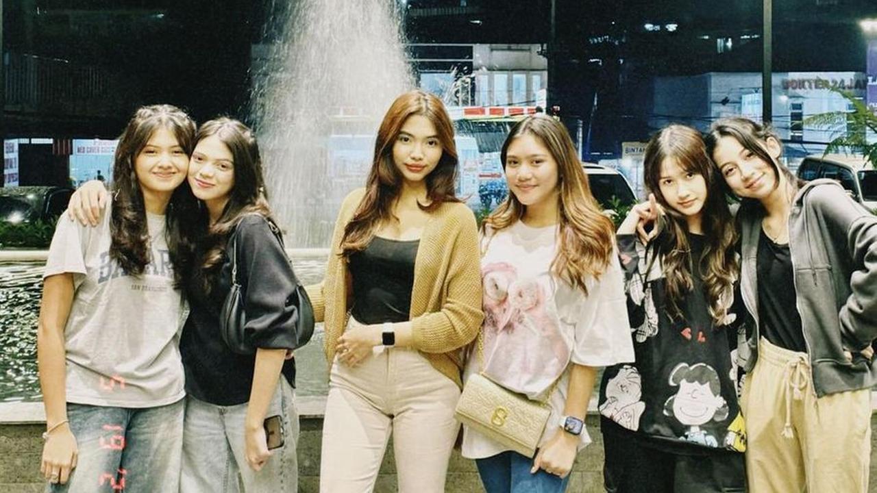 Hingga saat jalan-jalan malam bareng, Sridevi dan 'circle' cantik MAGIC 5 sering terlihat mengenakan outfit kasual yang nyaman dan modis.<br>