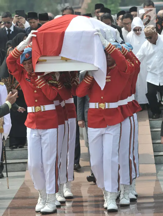 Paspampres mengusung peti jenazah almarhum Presiden ke-3 RI BJ Habibie menuju liang lahat saat tiba di TMP Kalibata, Jakarta, Kamis (12/9/2019). Dimakamkan secara militer, jenazah BJ Habibie diiringi derap marching band dan lantunan kalimat tahlil dari para pelayat. (merdeka.com/Iqbal Nugroho)