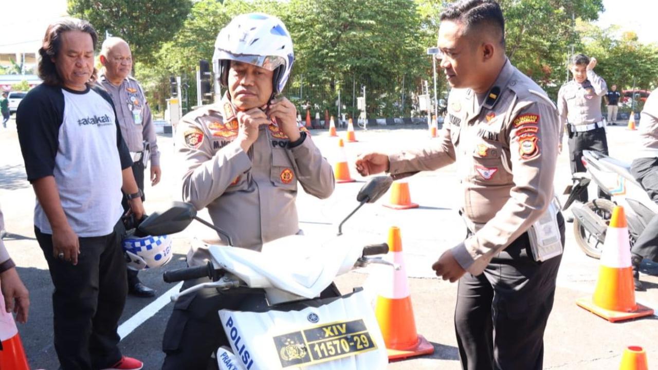 Kapolres juga berharap dengan perubahan lintasan ujian SIM C tersebut, bisa mempersempit ruang bagi calo. Ia mengaku karena susahnya mengikuti ujian SIM C, sehingga masyarakat menggunakan jasa calo.