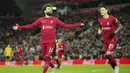 <p>Penyerang Liverpool, Mohamed Salah (kiri) berselebrasi usai mencetak gol ke gawang Wolverhampton Wanderers pada putaran ketiga Piala FA di stadion Anfield, Inggris, Minggu (8/1/2023). Liverpool bermain imbang dengan Wolves dengan skor 2-2. (AP Photo/Jon Super)</p>