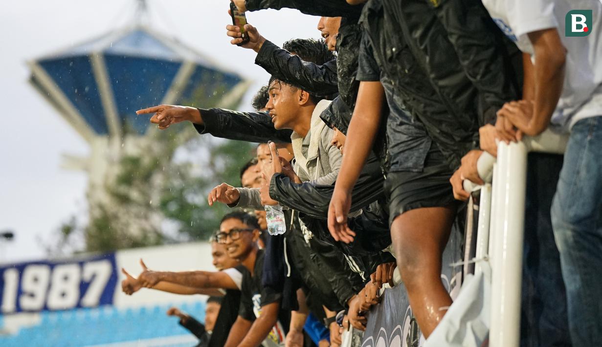 Suporter Arema FC merayakan kemenangan timnya atas Persik Kediri dalam laga lanjutan BRI Super League 2025/2026 di Stadion Kanjuruhan, Malang, Minggu (11/01/2026). (Bola.com/Iwan Setiawan)