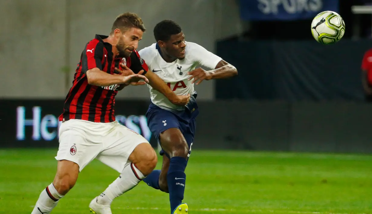 Penyerang AC Milan Fabio Borini berebut bola dengan pemain Tottenham Hotspur Timothy Eyoma saat bertanding pada International Champions Cup di Minneapolis (31/7). Tottenham menang 1-0 atas Milan berkat gol Nkoudou. (AP Photo/Bruce Kluckhohn)