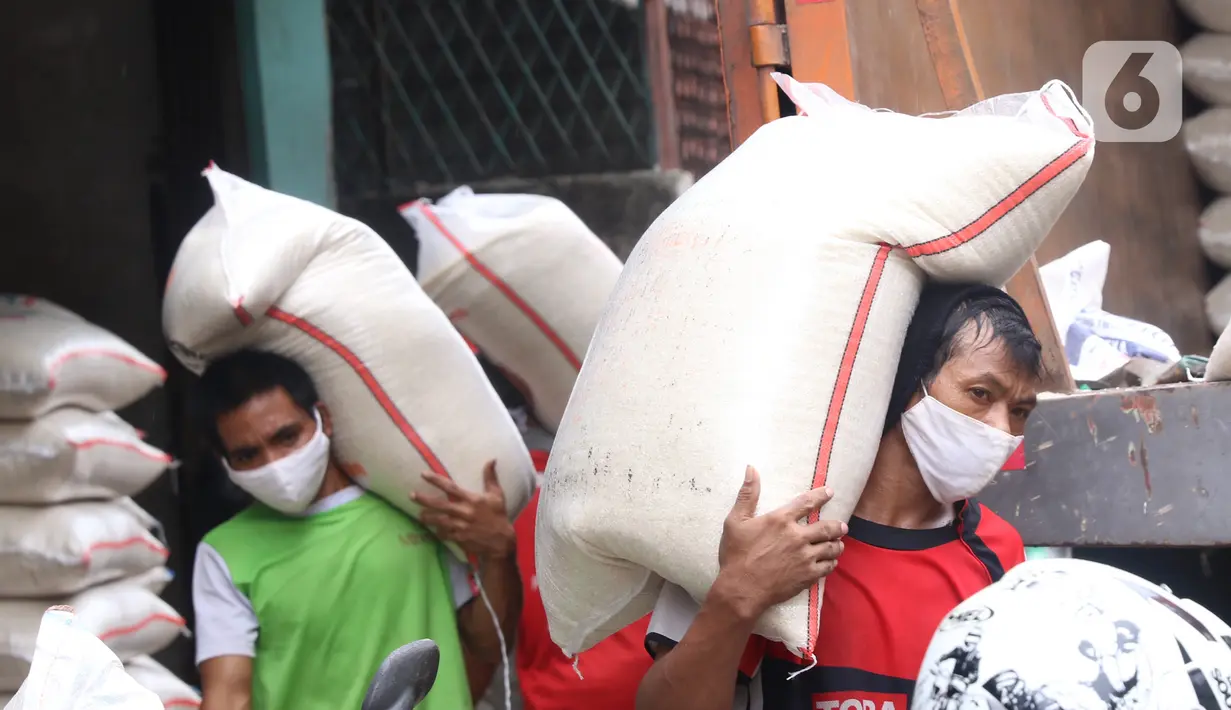 Pekerja tengah membawa beras yang akan di jual di Jakarta, Senin (21/12/2020). Kementerian Pertanian (Kementan) menyatakan, hasil proyeksi terakhir menunjukkan pergerakan harga beras cenderung stabil hingga Maret 2021. (Liputan6.com/Angga Yuniar)