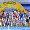 Timnas futsal Indonesia berfoto bersama saat menjadi juara Piala AFF 2024 setelah mengalahkan Vietnam dalam partai final yang berlangsung di Terminal 21 Korat, Nakhon Ratchasima, Thailand, Minggu (10/11/2024) malam WIB. (Dok. Federasi Futsal Indonesia)