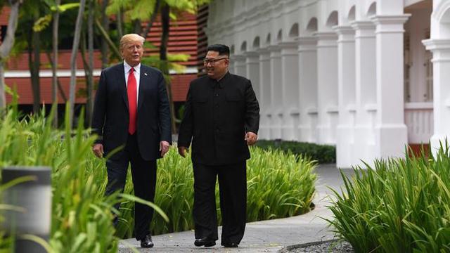 Keakraban Donald Trump dan Kim Jong-un Saat Berjalan di Taman