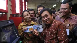 Menteri BUMN Rini Soemarno menjajal mesin ATM Himbara Link di pasar Tanah Abang, Jakarta, Senin (21/12). Merger sistem mesin ATM oleh empat bank BUMN secara matematis, dapat menghemat biaya pengelolaan hingga Rp 6,8 T/tahun. (Liputan6.com/Johan Tallo) 