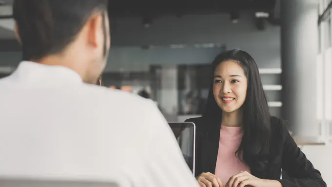 Nggak Harus Hitam Putih, Ini Rekomendasi Outfit untuk Interview yang Stylish Tapi Tetap Sopan