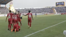 Para pemain Semen Padang merayakan Gol yang dicetak oleh Vendry Mofu ke gawang Persib pada laga Liga 1 Indonesia di Stadion Si Jalak Harupat, Bandung, Sabtu, (9/9/2017). Persib ditahan imbang 2-2 oleh Semen Padang. (Bola.com/M Iqbal Ichsan)