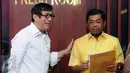 Menkumham, Yasonna H Laoly (kiri) bersama Sekjen Partai Golkar Munas Bali, Idrus Marham usai penyerahan SK Pengesahan Komposisi dan Personalia Pengurus DPP Partai Golkar 2014-2019 di Jakarta, Selasa (26/4/2016). (Liputan6.com/Helmi Fithriansyah)