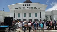 Ratusan Nelayan di Gorontalo melakukan aksi unjuk rasa di depan Kantor DPRD Provinsi Gorontalo (Arfandi/Liputan6.com)