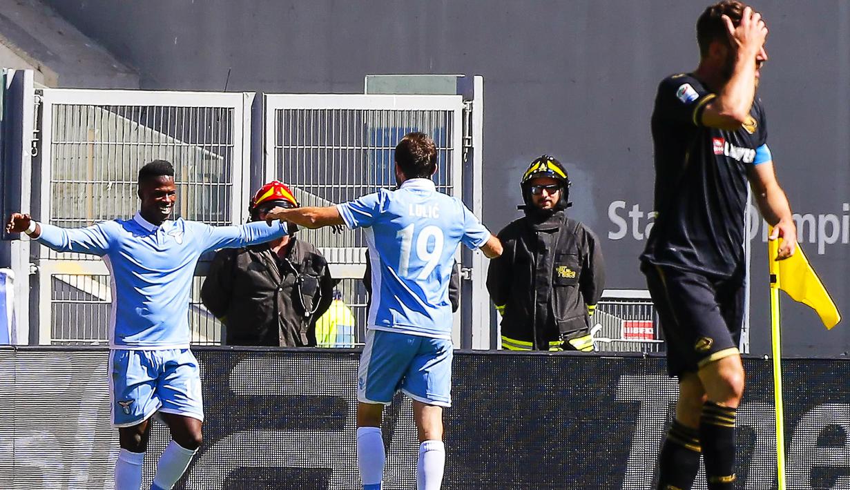 Striker Lazio, Balde Diao Keita, melakukan selebrasi usai mencetak gol ke gawang US Palermo pada laga lanjutan Serie A di Stadion Olympic, Roma (23/4/2017). Keita menjadi pemain yang diperebutkan AC Milan dan Juventus. (EPA/Angelo Carconi)