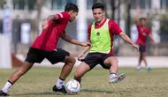 Pemain Timnas Indonesia U-24, Syahrian Abimanyu (kanan) berusaha merebut bola dari kaki Titan Agung saat berlatih menjelang Asian Games 2022 Hangzhou di Lapangan A, Kompleks Stadion Utama Gelora Bung Karno (SUGBK), Senayan, Jakarta, Jumat (15/09/2023). (Bola.com/Bagaskara Lazuardi)
