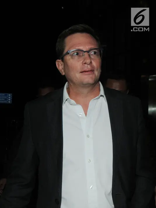 CEO PT Airbus Group Indonesia, Laurent Godin usai menjalani pemeriksaan di Gedung KPK, Jakarta, Jumat (20/4). Laurent diperiksa sebagai saksi untuk tersangka mantan Dirut PT Garuda Indonesia Emirsyah Satar. (Merdeka.com/Dwi Narwoko)