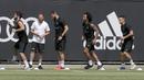 Pemain Real Madrid menjalani latihan di Los Angeles, AS, Rabu (12/7/2017). Real Madrid akan menghadapi Manchester United dan Manchester City pada laga turnamen International Championship Cup. (EPA/Mike Nelson)