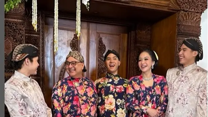 Pesona Maia Estianty: Kebaya Memukau, Siraman Al Ghazali Berkilau.