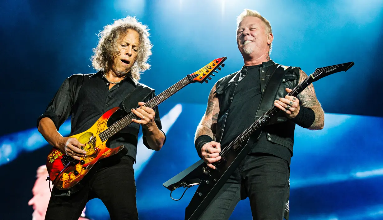 Gitaris Metallica Kirk Hammett (kiri) dan Vokalis James Hetfield saat tampil di Festival d'ete de Quebec di Quebec City, Kanada (14/7). Ribuan penonton terhibur dengan aksi panggung band metal tersebut. (Photo by Amy Harris/Invision/AP)