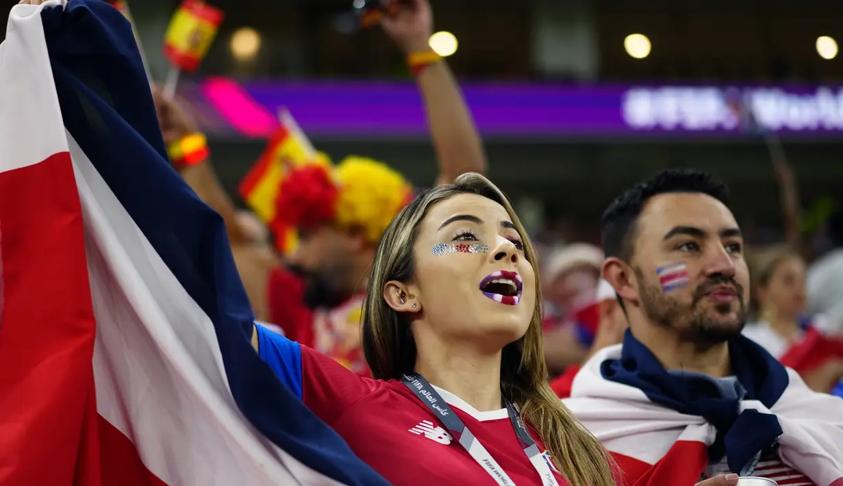 Seorang suporter wanita Kosta Rika bersorak sebelum pertandingan grup E Piala Dunia 2022 Qatar di Stadion Al Thumama di Doha, Qatar, Rabu 23 November 2022. Para suporter cantik Kosta Rika mencuri perhatian dan menambah semarak pertandingan dengan atribut yang dikenakannya. (AP Photo/Pavel Golovkin)